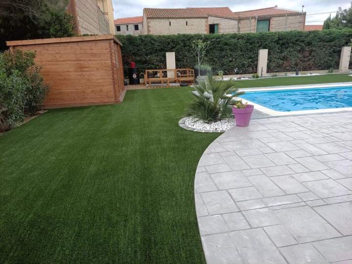 Une pelouse artificielle pour un jardin verdoyant sans effort